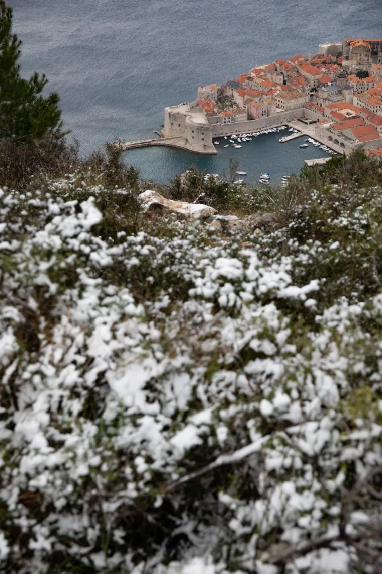 Eto i to smo doživjeli! 1. je travnja, a okolicu Dubrovnika zabijelio je - snijeg!