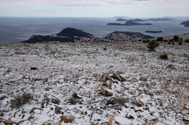 Eto i to smo doživjeli! 1. je travnja, a okolicu Dubrovnika zabijelio je - snijeg!