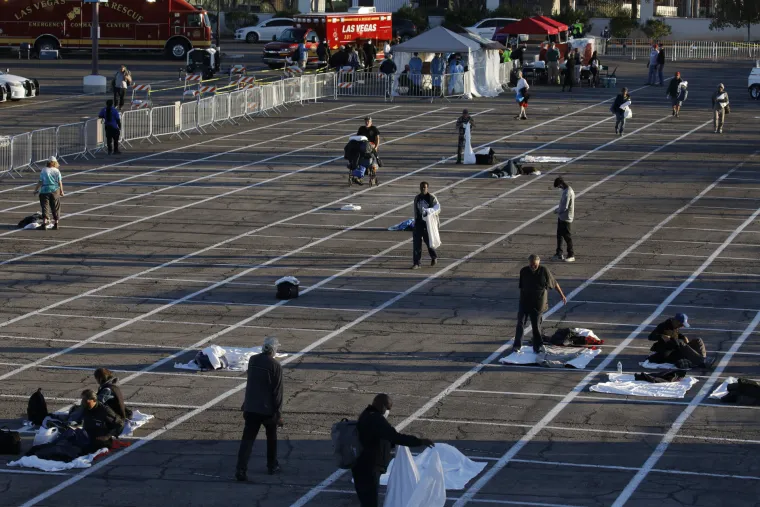 Ljude bez domova zbog koronavirusa smjestili na parkirali&scaron;te u iscrtane pravokutnike!