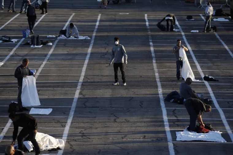 Ljude bez domova zbog koronavirusa smjestili na parkirali&scaron;te u iscrtane pravokutnike!