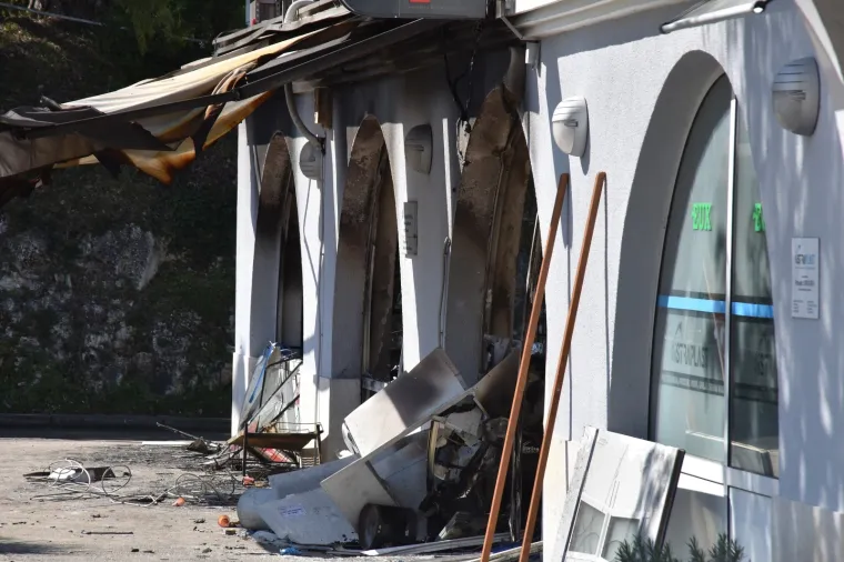 Eksplozivom raznijeli bankomat u Poreču pa razorili cijelo prizemlje zgrade