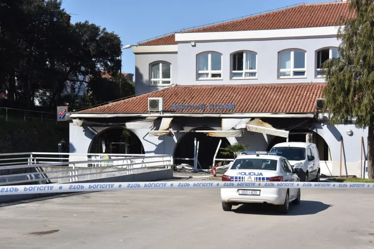 Eksplozivom raznijeli bankomat u Poreču pa razorili cijelo prizemlje zgrade