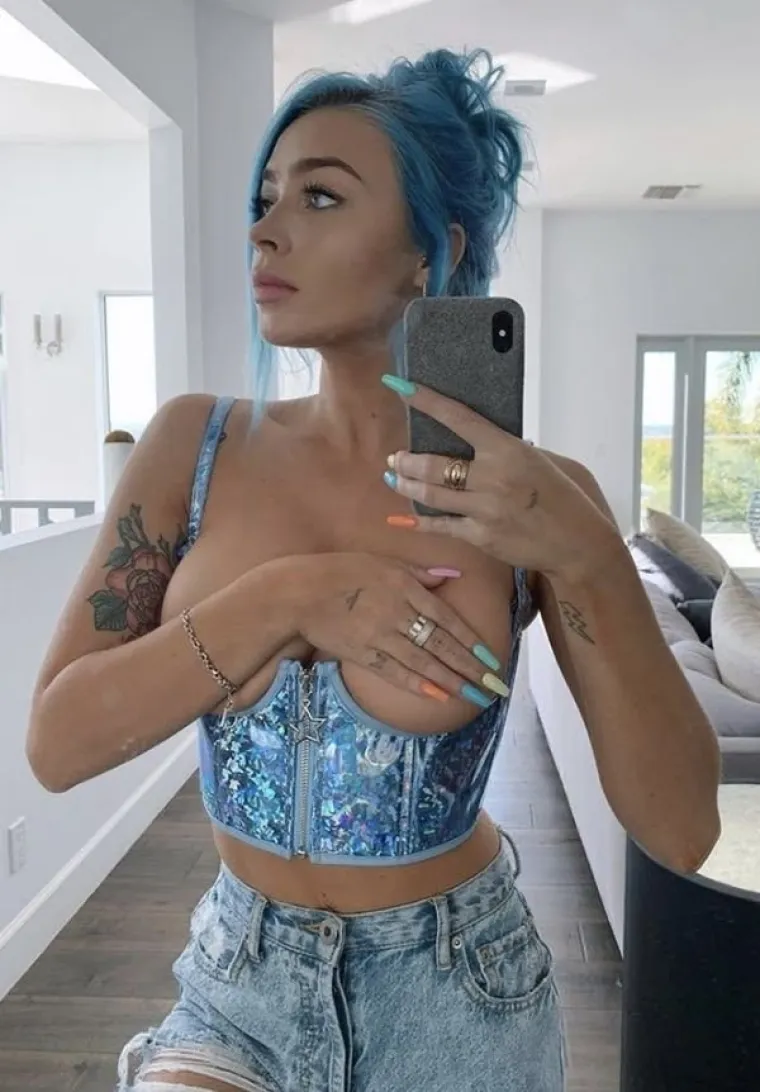 NJIHOVA SU TIJELA ČISTA POEZIJA: Pogledajte lijepe tete, obline svoje jedva su utegnule u najuže korzete