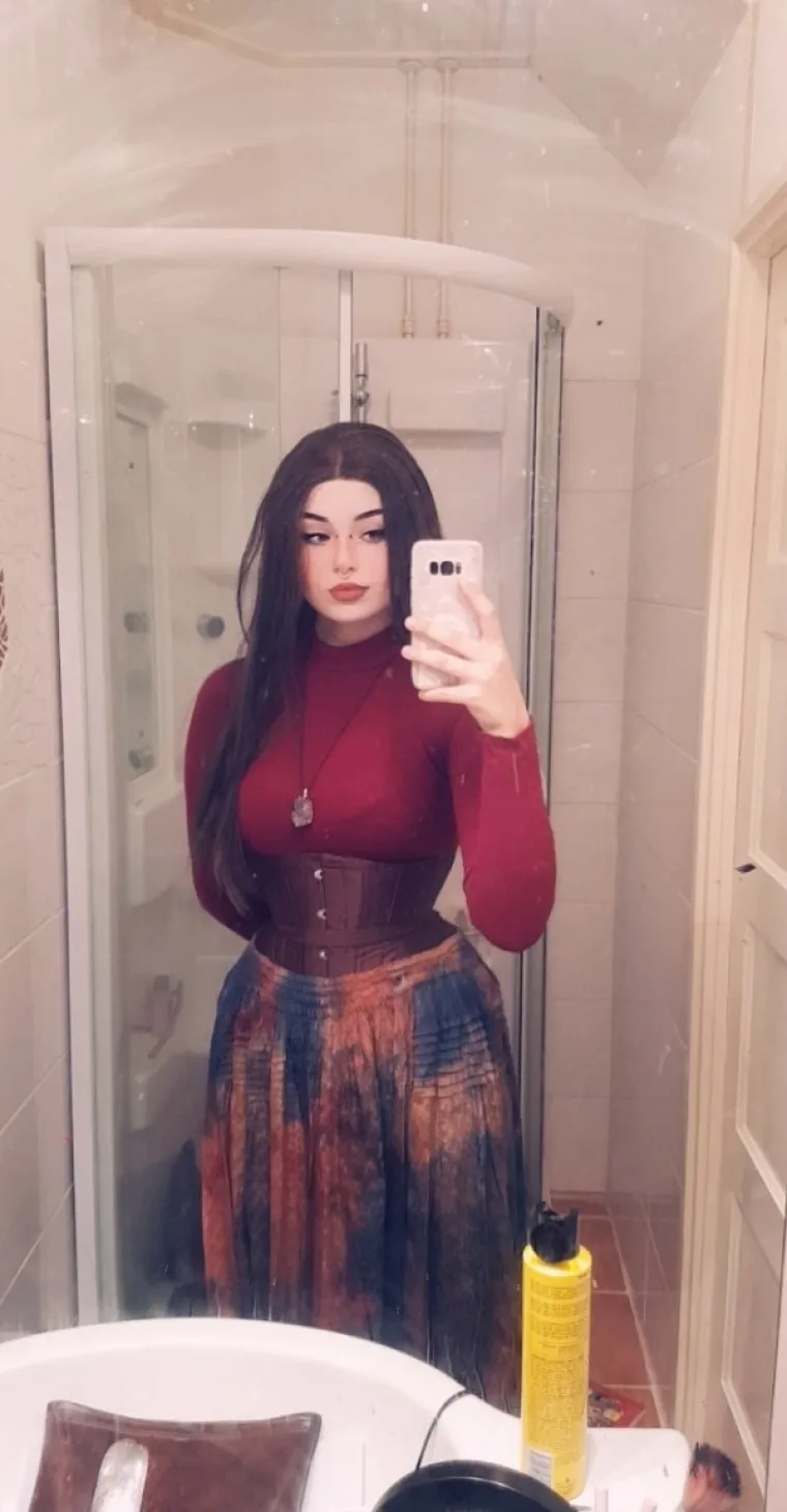 NJIHOVA SU TIJELA ČISTA POEZIJA: Pogledajte lijepe tete, obline svoje jedva su utegnule u najuže korzete