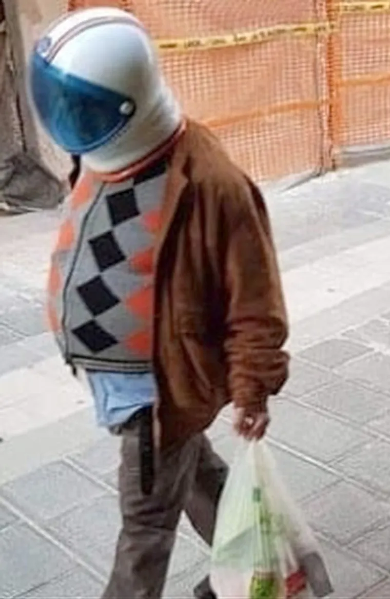 &Scaron;panjolski kupci u trgovinama diljem zemlje poduzeli su neke poprilično ekstemne mjere kako bi se za&scaron;titili od koronavirusa tijekom kupovine hrane.
Ostali kupci podijelili su fotografije ljudi koji nose odijela iz kućne radinosti i maske na iznenađenje djelatnika trgovina koji sami ne nose maske.