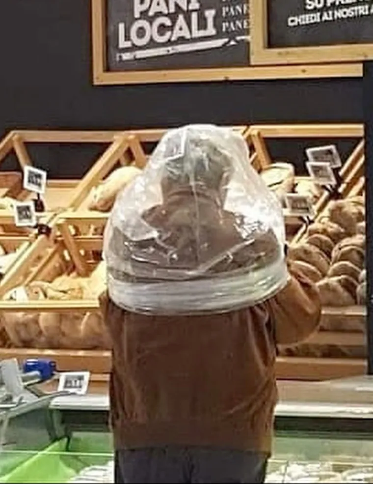 POGLEDAJTE KAKO SE OČAJNI &Scaron;PANJOLCI &Scaron;TITE OD KORONAVIRUSA: Nose odijela i maske iz potpuno kućne radinosti