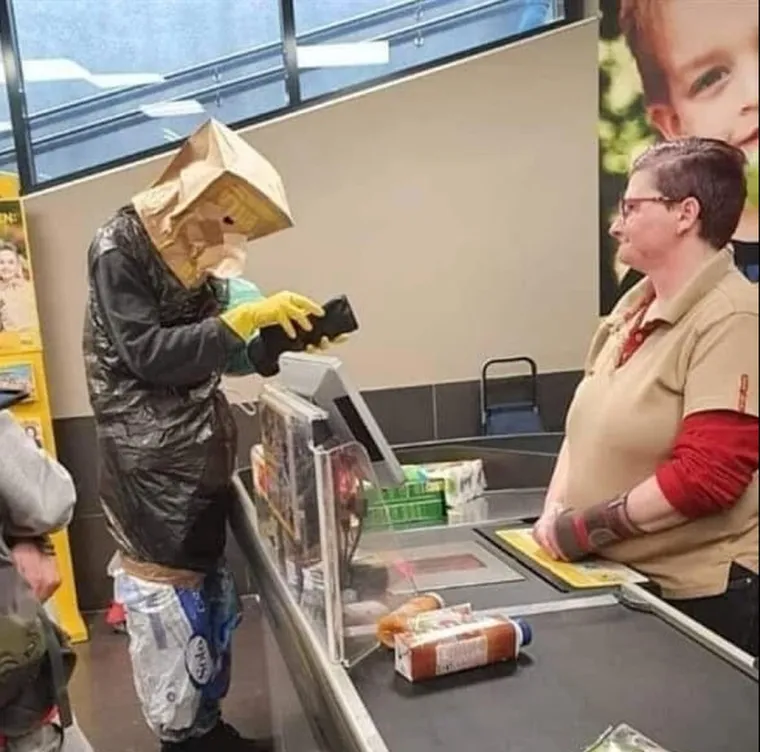 POGLEDAJTE KAKO SE OČAJNI &Scaron;PANJOLCI &Scaron;TITE OD KORONAVIRUSA: Nose odijela i maske iz potpuno kućne radinosti