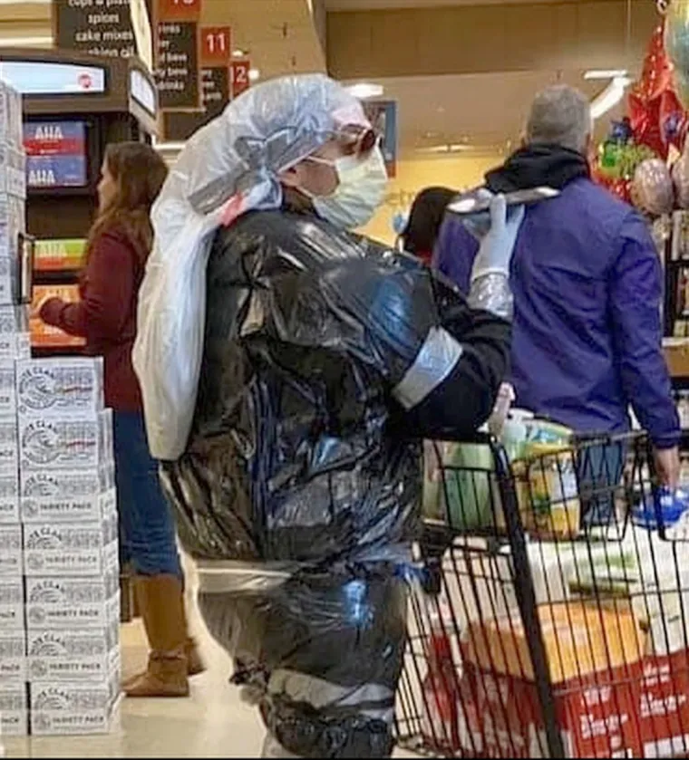 POGLEDAJTE KAKO SE OČAJNI &Scaron;PANJOLCI &Scaron;TITE OD KORONAVIRUSA: Nose odijela i maske iz potpuno kućne radinosti