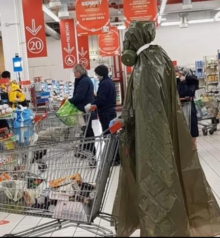 POGLEDAJTE KAKO SE OČAJNI &Scaron;PANJOLCI &Scaron;TITE OD KORONAVIRUSA: Nose odijela i maske iz potpuno kućne radinosti