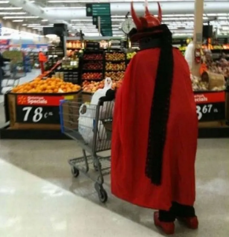 POKAZALI SMO VAM VEĆ BRDO MODNIH FAILOVA, ALI OVI SU NAJVEĆI OD SVIH: Dokaz da se neki ljudi oblače u mraku