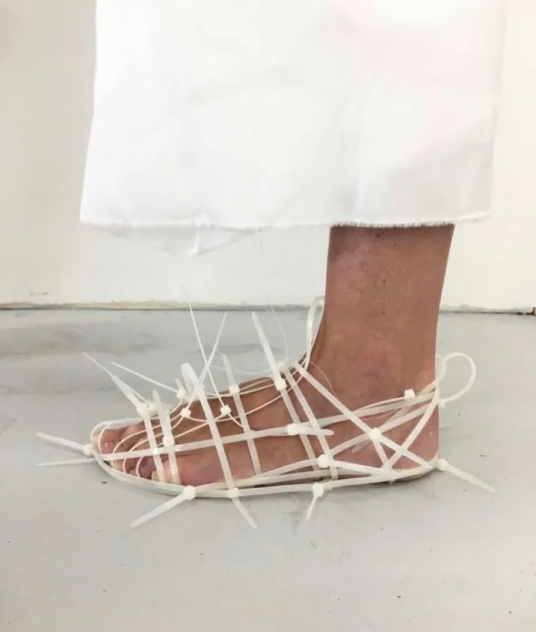 POKAZALI SMO VAM VEĆ BRDO MODNIH FAILOVA, ALI OVI SU NAJVEĆI OD SVIH: Dokaz da se neki ljudi oblače u mraku