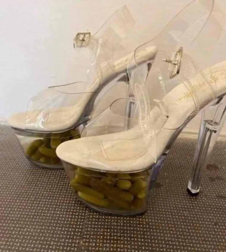 POKAZALI SMO VAM VEĆ BRDO MODNIH FAILOVA, ALI OVI SU NAJVEĆI OD SVIH: Dokaz da se neki ljudi oblače u mraku