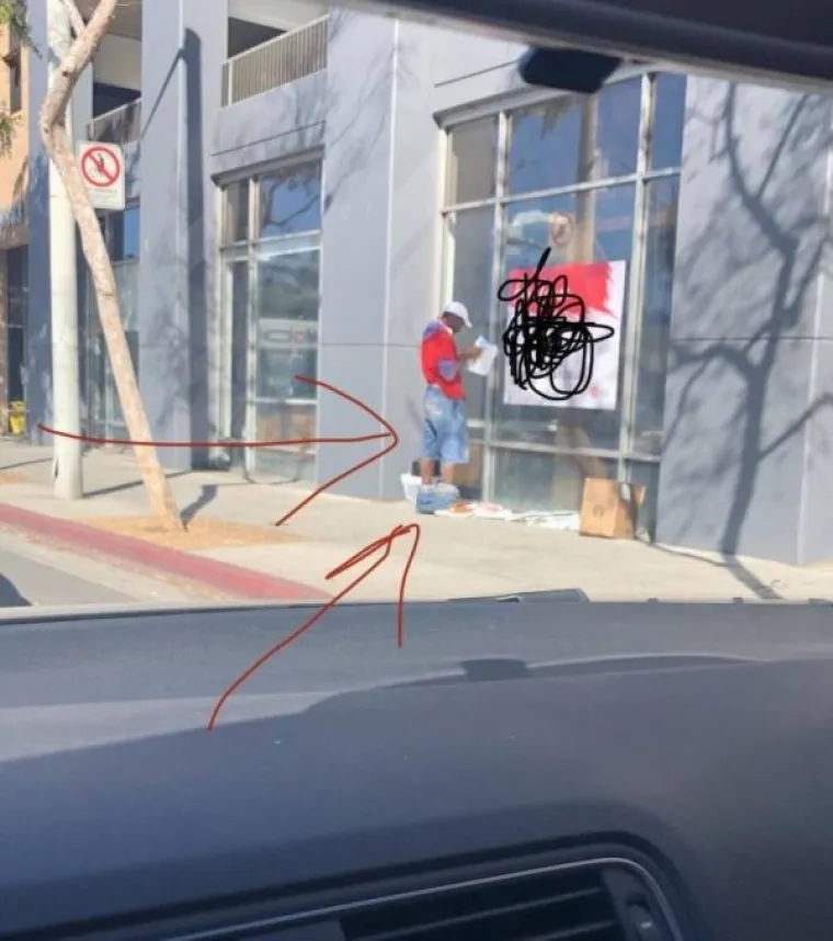 POKAZALI SMO VAM VEĆ BRDO MODNIH FAILOVA, ALI OVI SU NAJVEĆI OD SVIH: Dokaz da se neki ljudi oblače u mraku