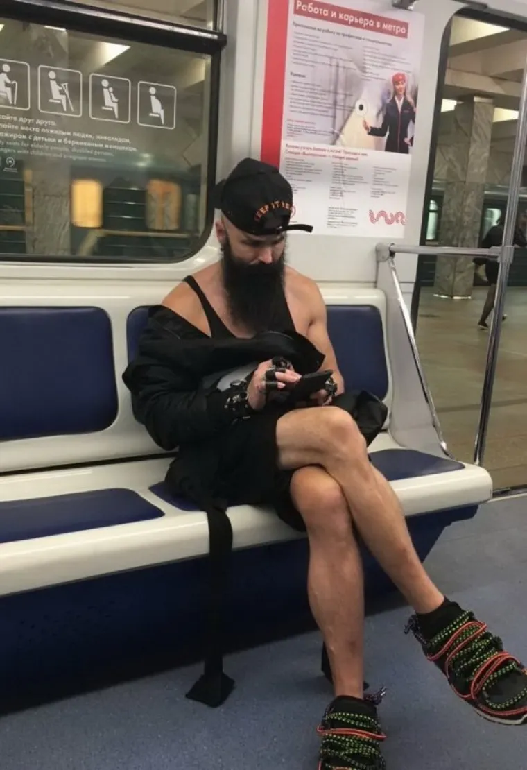 POKAZALI SMO VAM VEĆ BRDO MODNIH FAILOVA, ALI OVI SU NAJVEĆI OD SVIH: Dokaz da se neki ljudi oblače u mraku