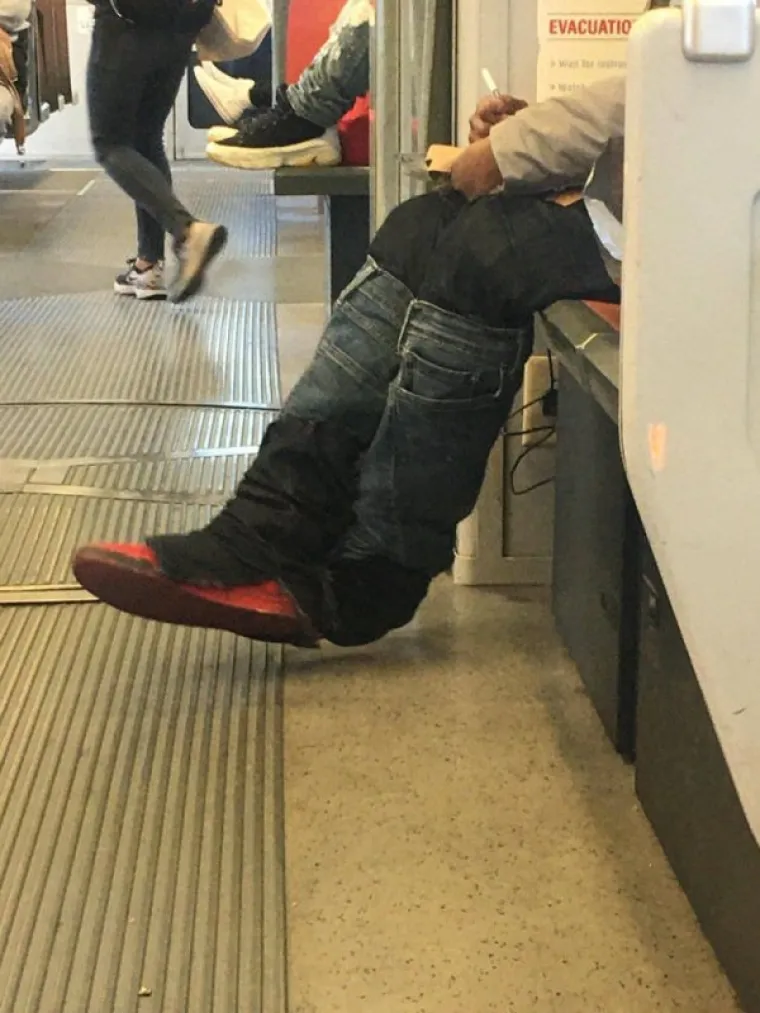 POKAZALI SMO VAM VEĆ BRDO MODNIH FAILOVA, ALI OVI SU NAJVEĆI OD SVIH: Dokaz da se neki ljudi oblače u mraku