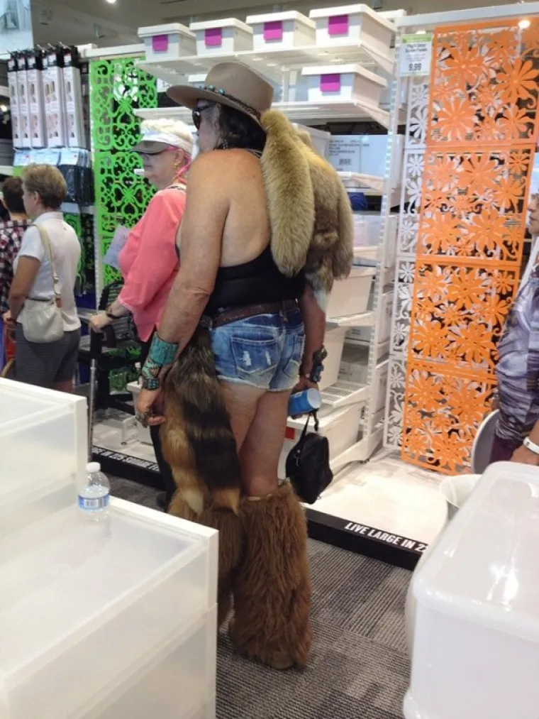 POKAZALI SMO VAM VEĆ BRDO MODNIH FAILOVA, ALI OVI SU NAJVEĆI OD SVIH: Dokaz da se neki ljudi oblače u mraku