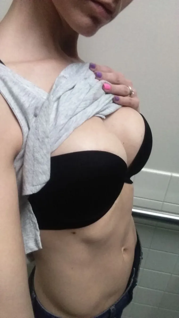 ONE POSLUJU JAKO TRANSPARENTNO: Toliko da se na radnom mjestu čak i skidaju