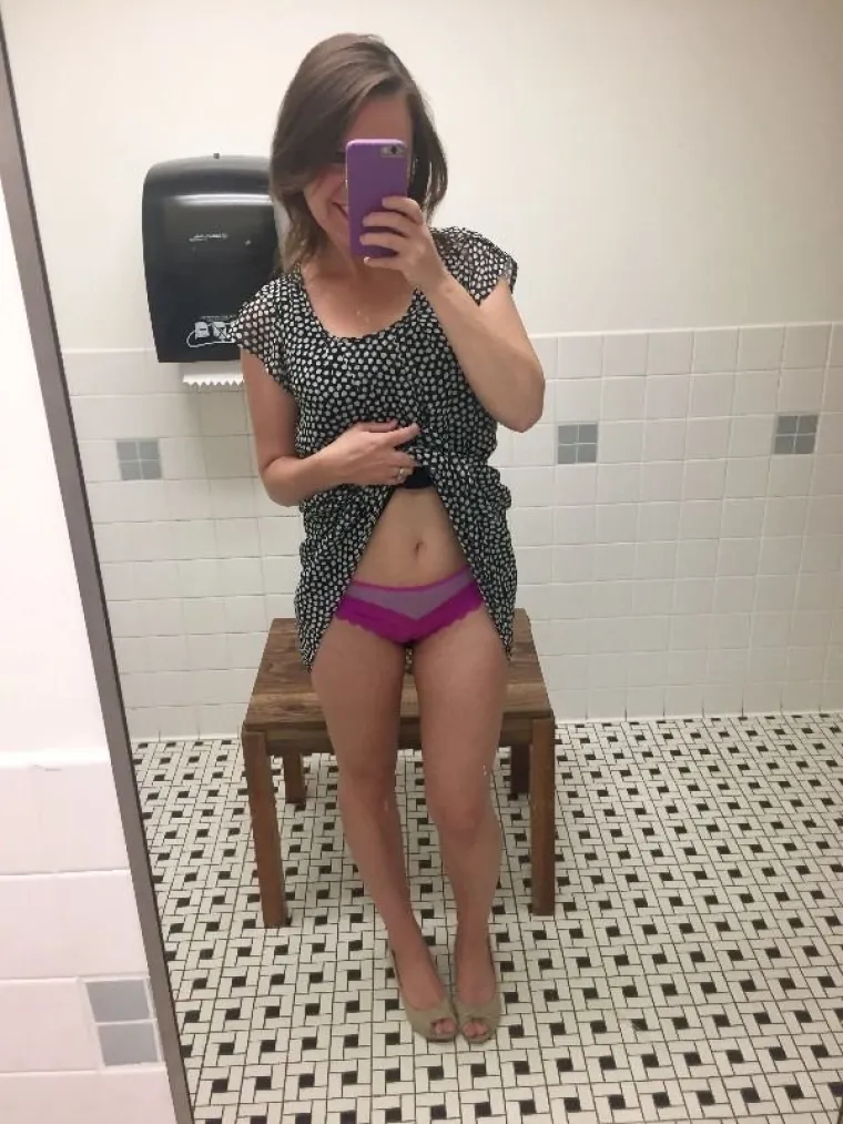 ONE POSLUJU JAKO TRANSPARENTNO: Toliko da se na radnom mjestu čak i skidaju