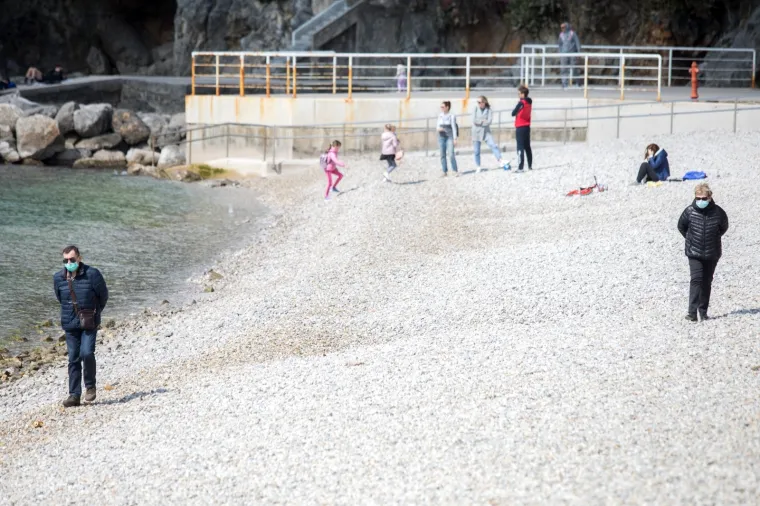 Sunce u Rijeci izmamilo je građane na plaže