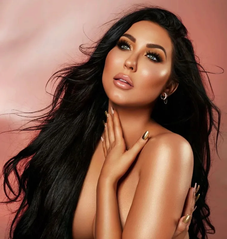 Jaclyn Hill trenutno ima više od 5,8 milijuna pretplatnika na svom YouTube kanalu. Također je radila u MAC-u i, kako kaže, živjela od kupona jer nije mogla platiti režije. Koliko je daleko dospjela najbolje potvrđuje činjenica da je njena paleta 2017. rasprodana u samo 43 minute.