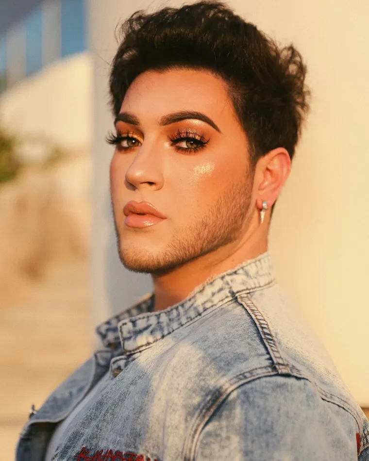 Manny Gutierrez, poznatiji kao Manny MUA, također je radio sve i svašta prije nego što se proslavio. U jednom je trenutku bio trener odbojke, konobar i šminker.
