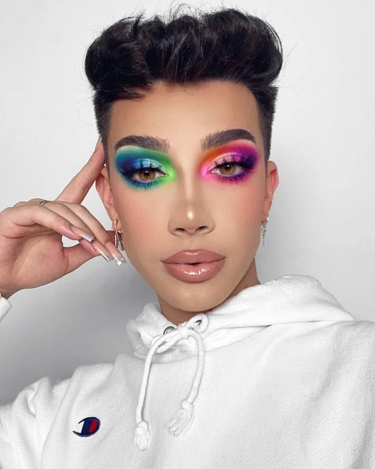 Iako je svoje beauty videe počeo snimati kao tinejdžer, James Charles je prona&scaron;ao vremena za "normalni" posao. Radio je u trgovini sa smznutim jogurtom. Osim toga, sa samo 15 godina prodao je dva profilana Instagramu za 15.000 dolara.