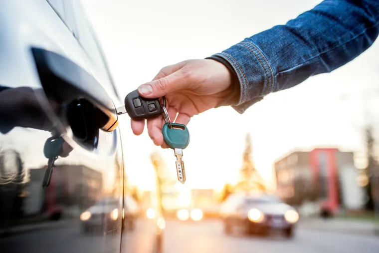 Ključeve od automobila očistite dezinfekcijskom maramicom i ostavite ih da se osuše na zraku. Čistim krpama prebrišite cijeli automobil.