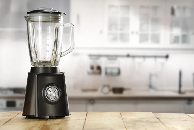 Nakon što isključite blender, odvojite posudu od zaptivača i oštrice. Sve dijelove stavite u perilicu ili ih operite s vrućom vodom i sapunom. Pazite da dijelovi budu u potpunosti suhi prije nego ih ponovno sastavite.