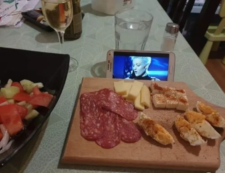 Luk, meso, rakija: Evo kako se Slaveni nose s izolacijom