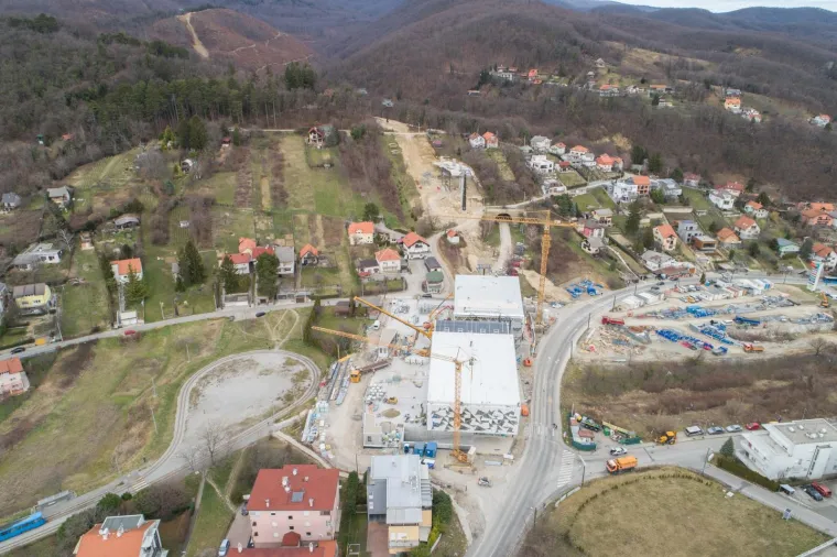 Zbog koronavirusa sve stoji, ali Bandićeva žičara se i dalje gradi: Pogledajte kako sada izgleda