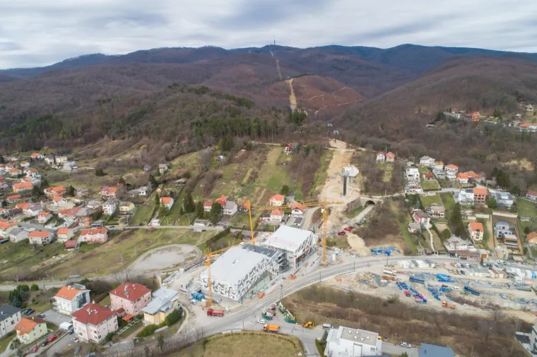 Zbog koronavirusa sve stoji, ali Bandićeva žičara se i dalje gradi: Pogledajte kako sada izgleda