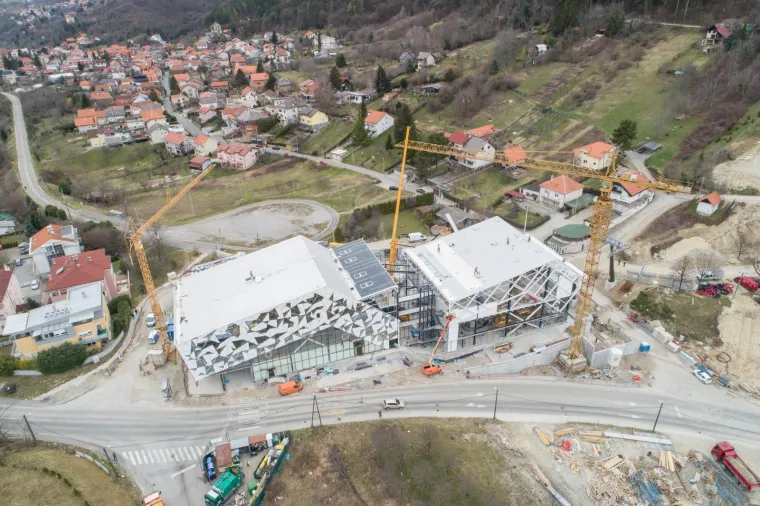 Zbog koronavirusa sve stoji, ali Bandićeva žičara se i dalje gradi: Pogledajte kako sada izgleda