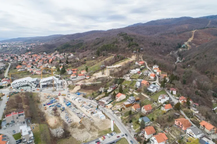 Zbog koronavirusa sve stoji, ali Bandićeva žičara se i dalje gradi: Pogledajte kako sada izgleda