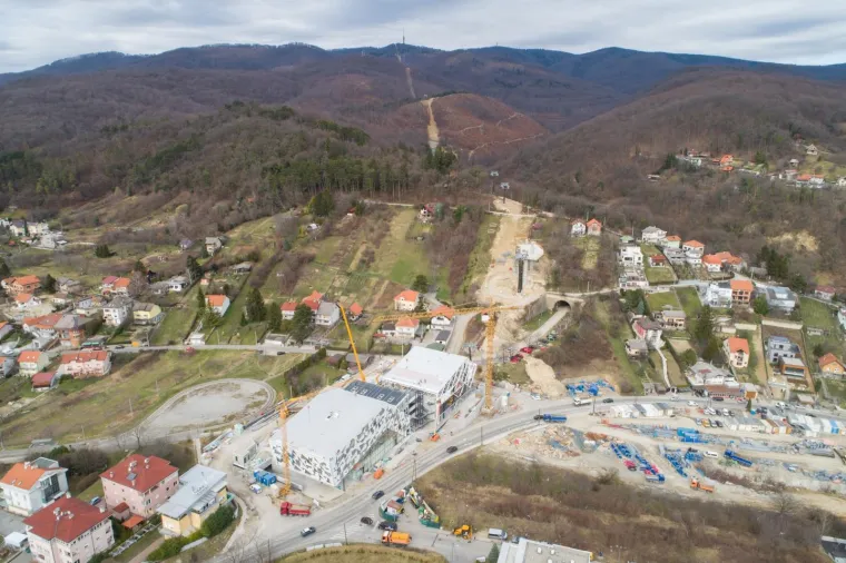 Zbog koronavirusa sve stoji, ali Bandićeva žičara se i dalje gradi: Pogledajte kako sada izgleda