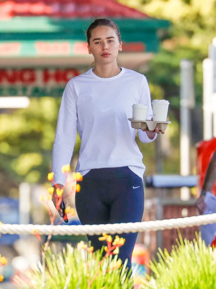 Manekenka Gabriella Brooks i njezin dečko glumac Liam Hemsworth nakratko su napustili samoizolaciju kako bi kupili kavu. Foto: Profimedia
