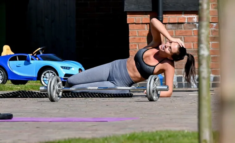 Manekenku Danielle Lloyd objektiv fotoaparata uhvatio je dok je trenirala vani ispred svoje kuće u Birminghamu. Foto: Profimedia