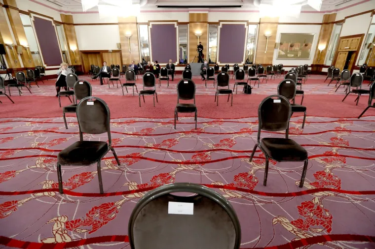 Saborske zastupnike smjestili u poznati hotel! Neki su do&scaron;li s maskama, neki su radili selfije...