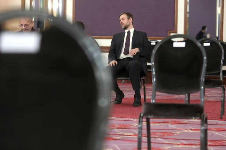 Saborske zastupnike smjestili u poznati hotel! Neki su do&scaron;li s maskama, neki su radili selfije...