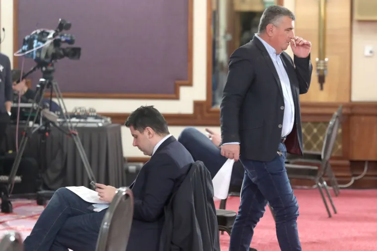 Saborske zastupnike smjestili u poznati hotel! Neki su do&scaron;li s maskama, neki su radili selfije...