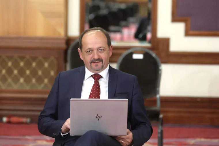 Saborske zastupnike smjestili u poznati hotel! Neki su do&scaron;li s maskama, neki su radili selfije...