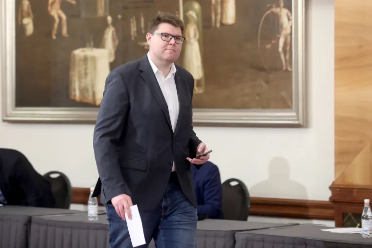 Saborske zastupnike smjestili u poznati hotel! Neki su do&scaron;li s maskama, neki su radili selfije...