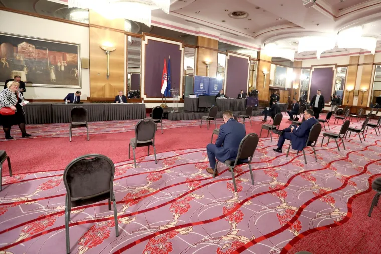 Saborske zastupnike smjestili u poznati hotel! Neki su do&scaron;li s maskama, neki su radili selfije...