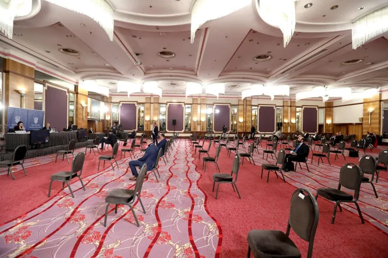 Saborske zastupnike smjestili u poznati hotel! Neki su do&scaron;li s maskama, neki su radili selfije...