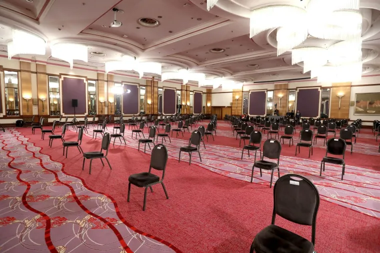 Saborske zastupnike smjestili u poznati hotel! Neki su do&scaron;li s maskama, neki su radili selfije...