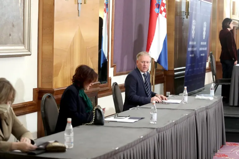 Saborske zastupnike smjestili u poznati hotel! Neki su do&scaron;li s maskama, neki su radili selfije...