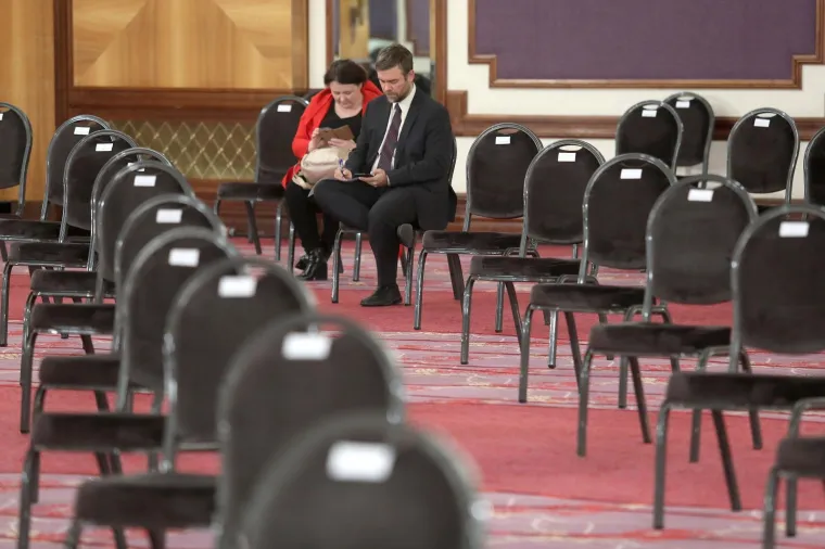 Saborske zastupnike smjestili u poznati hotel! Neki su do&scaron;li s maskama, neki su radili selfije...