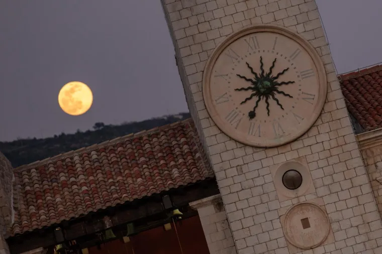 Najveći Supermjesec godine iza&scaron;ao nad svijet koji se bori s opasnim koronavirusom