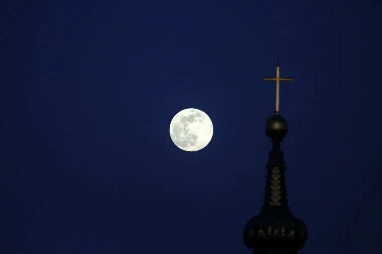 Najveći Supermjesec godine iza&scaron;ao nad svijet koji se bori s opasnim koronavirusom