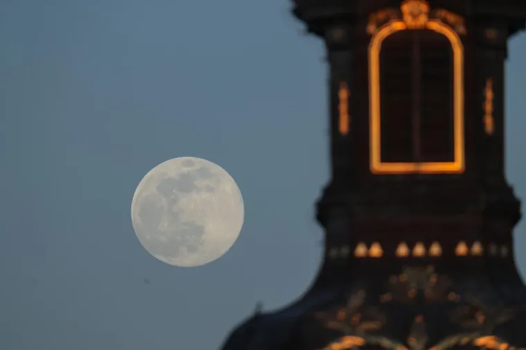 Najveći Supermjesec godine iza&scaron;ao nad svijet koji se bori s opasnim koronavirusom