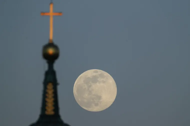 Najveći Supermjesec godine iza&scaron;ao nad svijet koji se bori s opasnim koronavirusom
